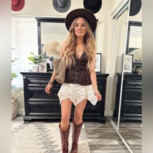 Elegant Cream Lace Skort!